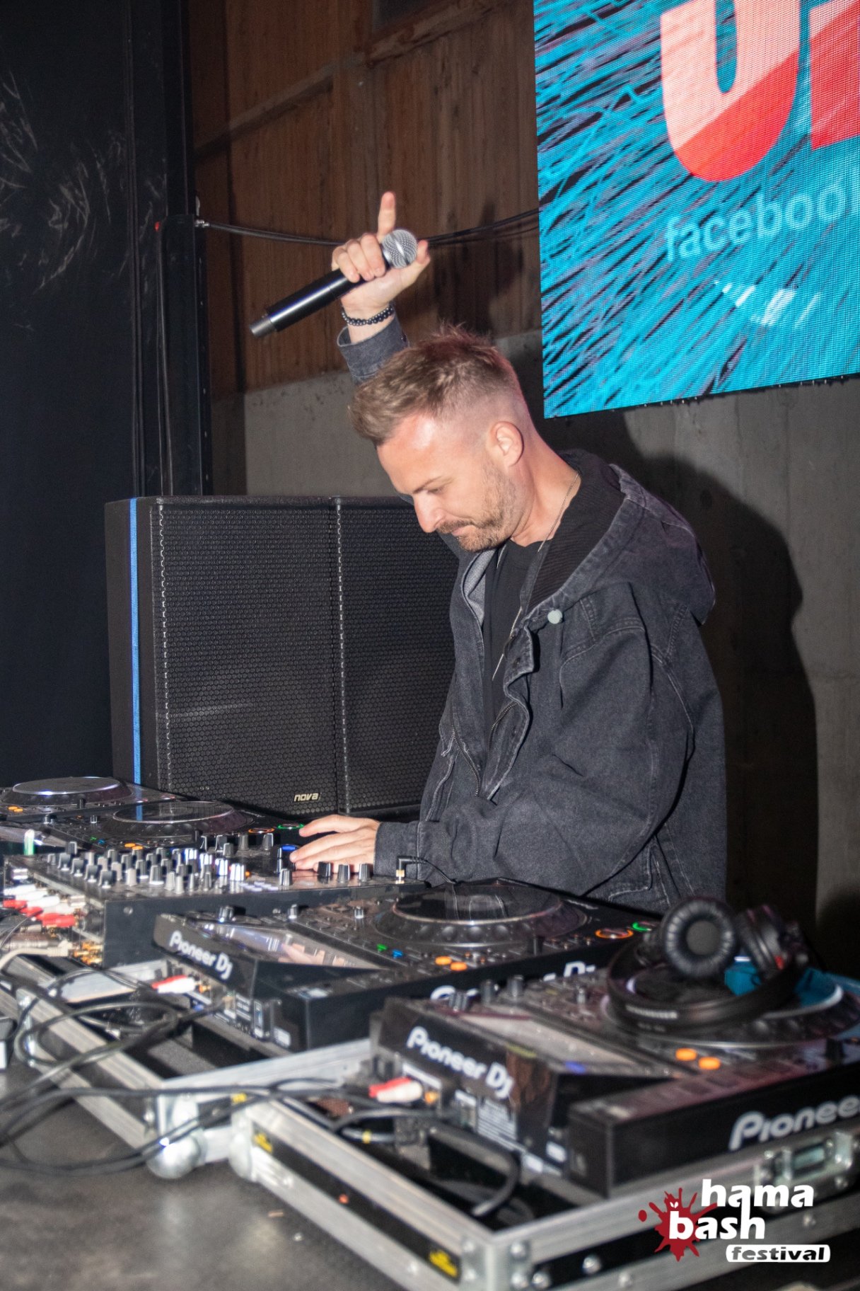 DJ am Mischpult während einer Veranstaltung