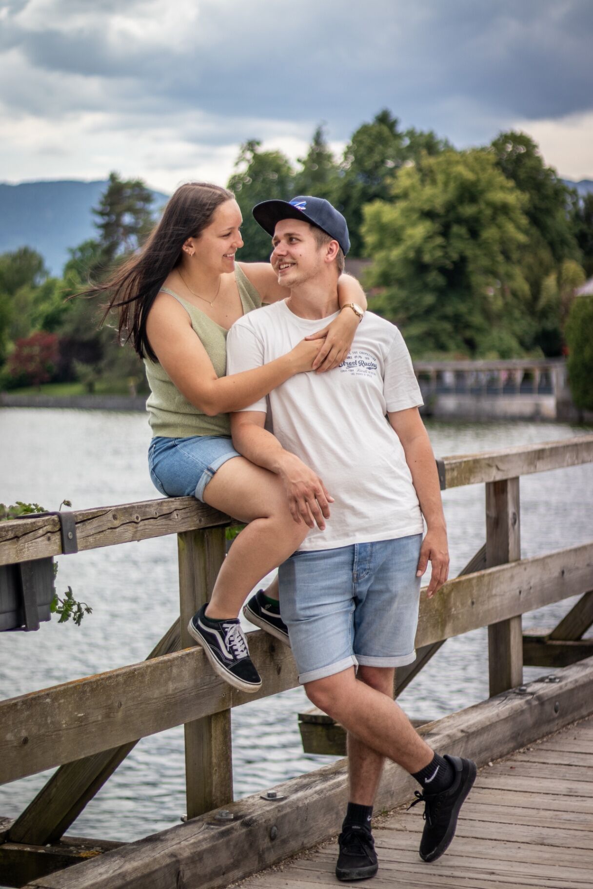 Paar auf einem Holzsteg am See